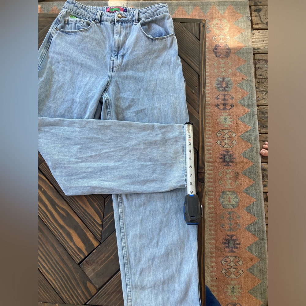 Empire, baggy jeans, light wash